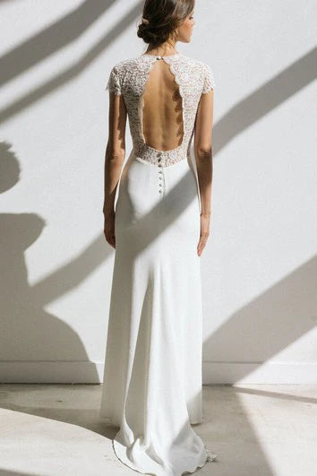 Vestido de novia informal con escote en V, corte imperio, largo hasta el suelo, cola larga, manga corta y encaje.